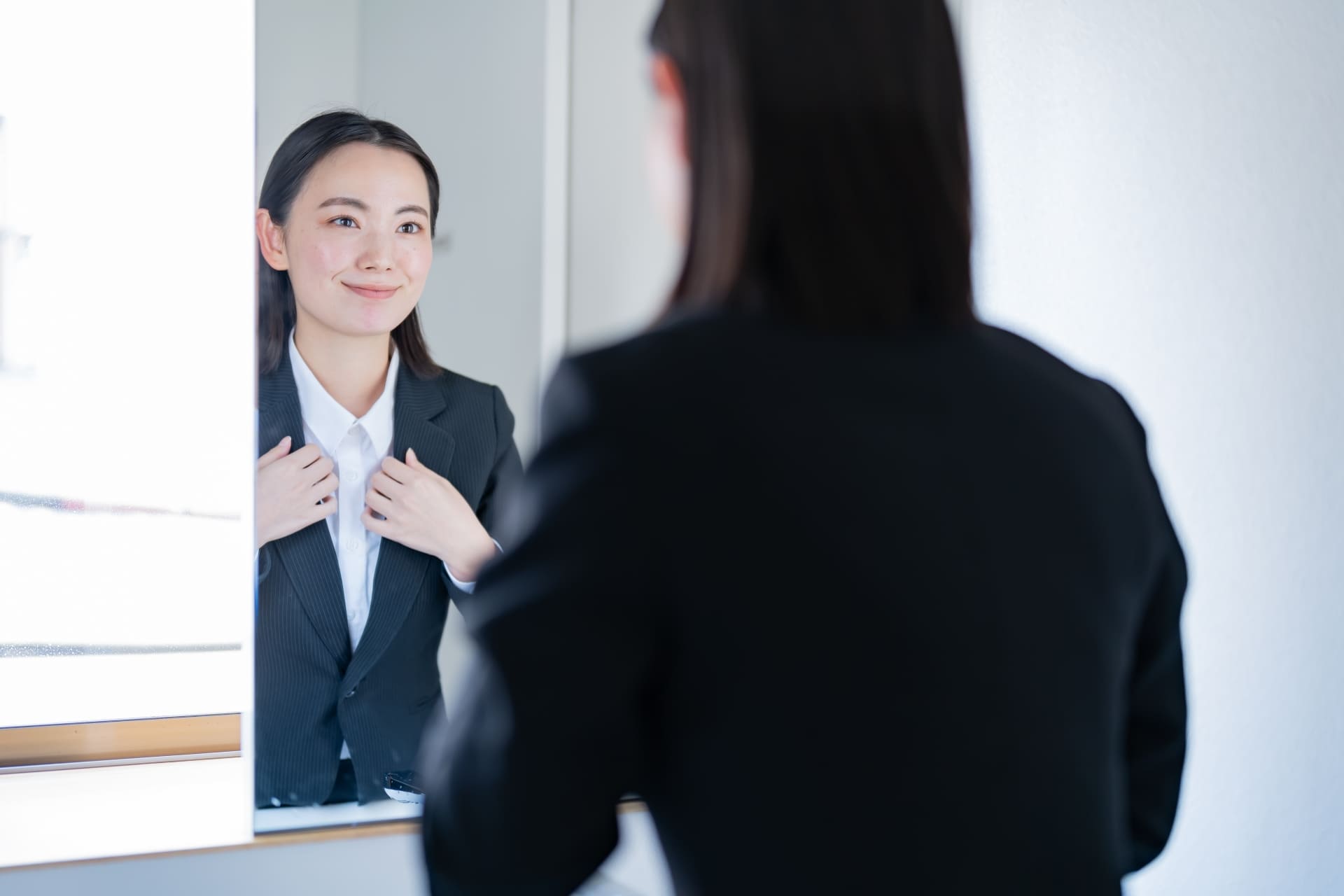 冬のレディーススーツの選び方は？暖かくスタイリッシュに着こなす方法