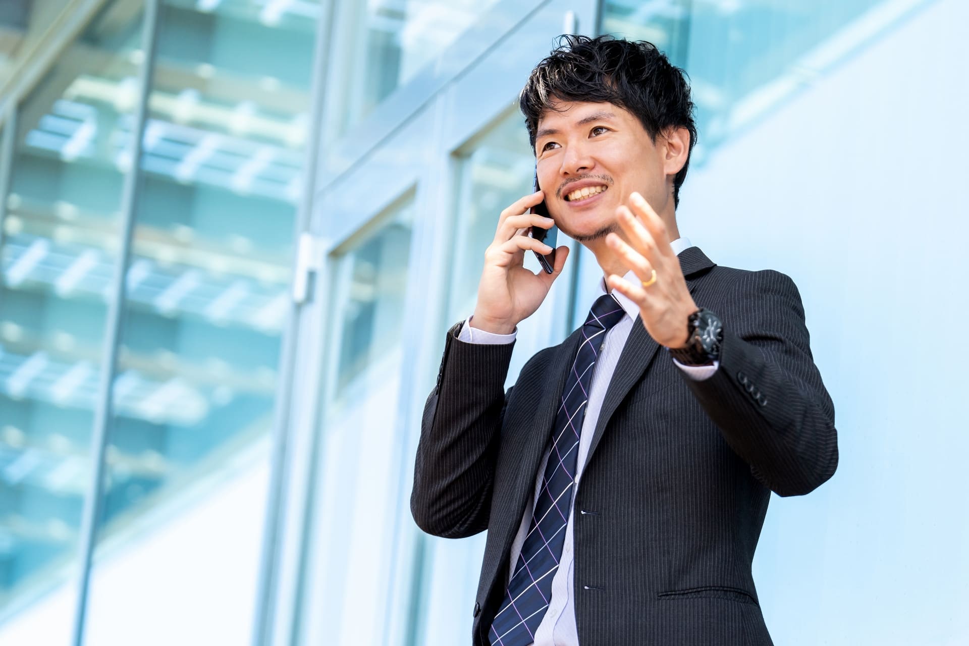 社会人に必要なスーツの枚数とは？3着以上持つべき理由と選び方